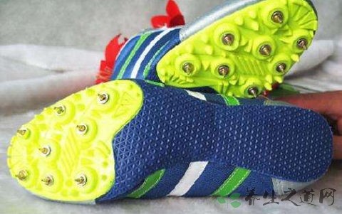 踢足球为什么要穿足球鞋,踢足球为什么要用钢钉鞋