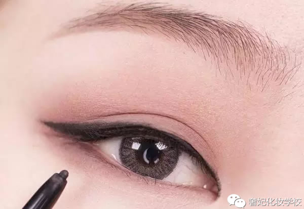 戚薇的妆容教程,戚薇湿发烟熏妆