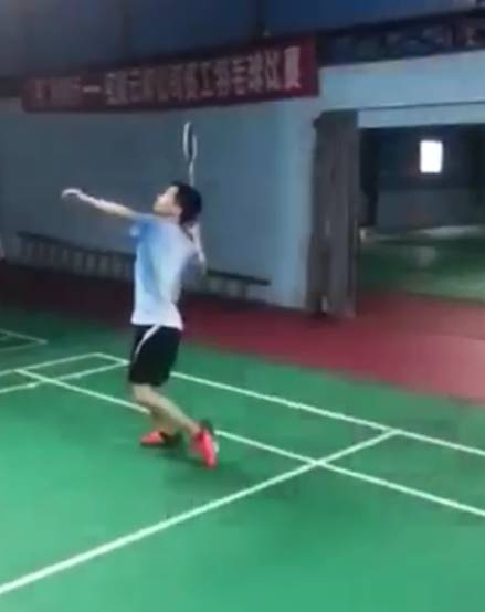 高远球的击球点是不是在头顶,高远球的击球点在哪个位置