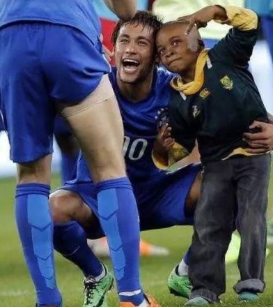 请不要再说他们矫情！此刻的足球的确无关生死，可展现的却是无限温情