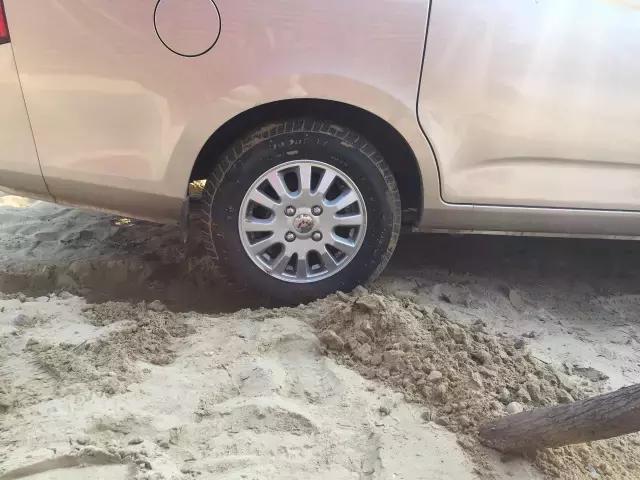 车子陷入沙子里不用怕,车子陷进淤泥里如何自救