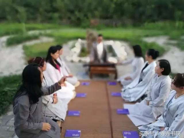 茅檐低小，溪边青草亦听书