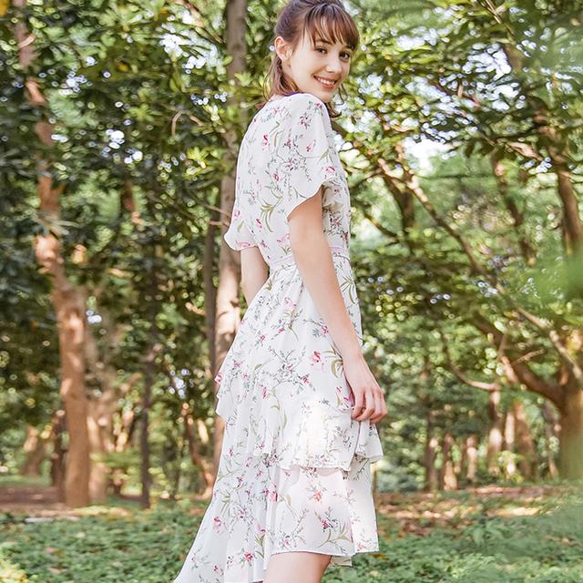 连衣裙会使女人疯狂，如同猫看见鱼，在多也不会嫌多