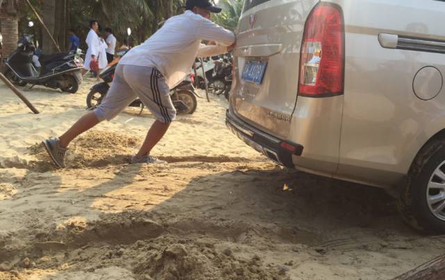 车子陷入沙子里不用怕,车子陷进淤泥里如何自救