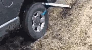车子陷入沙子里不用怕,车子陷进淤泥里如何自救