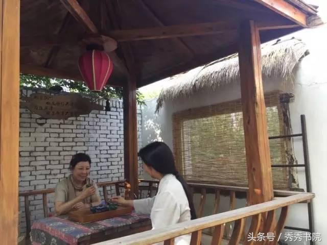 茅檐低小，溪边青草亦听书