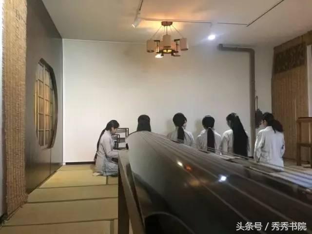 茅檐低小，溪边青草亦听书