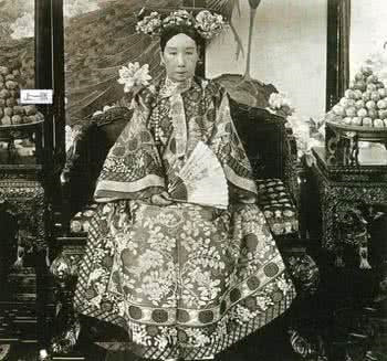 他让慈禧躺在床上吐舌头她只能点头乖乖照做太监们纷纷回避