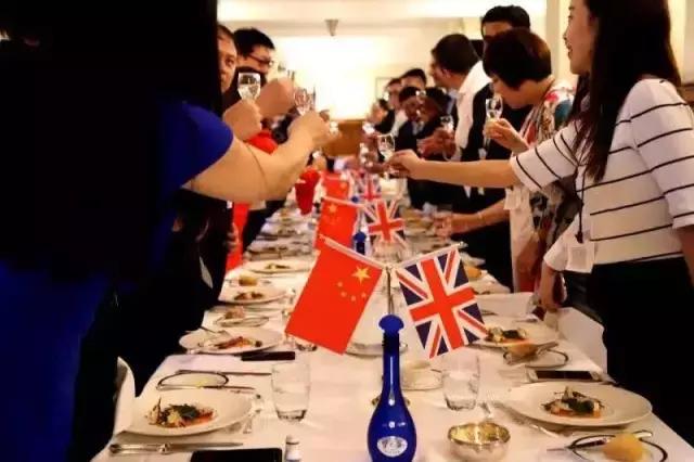 又是一年转会期，看看阿森纳、利物浦、曼联、皇马、拜仁以及米兰等足球俱乐部的酒后真言~