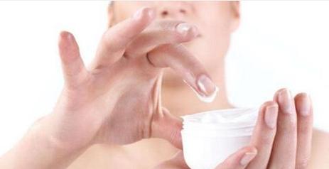 素颜霜为什么越涂越白,素颜霜突然湿哒哒的怎么回事