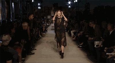 高跟鞋前面挤脚但是后跟掉怎么办,高跟鞋小了挤脚大了不跟脚怎么选