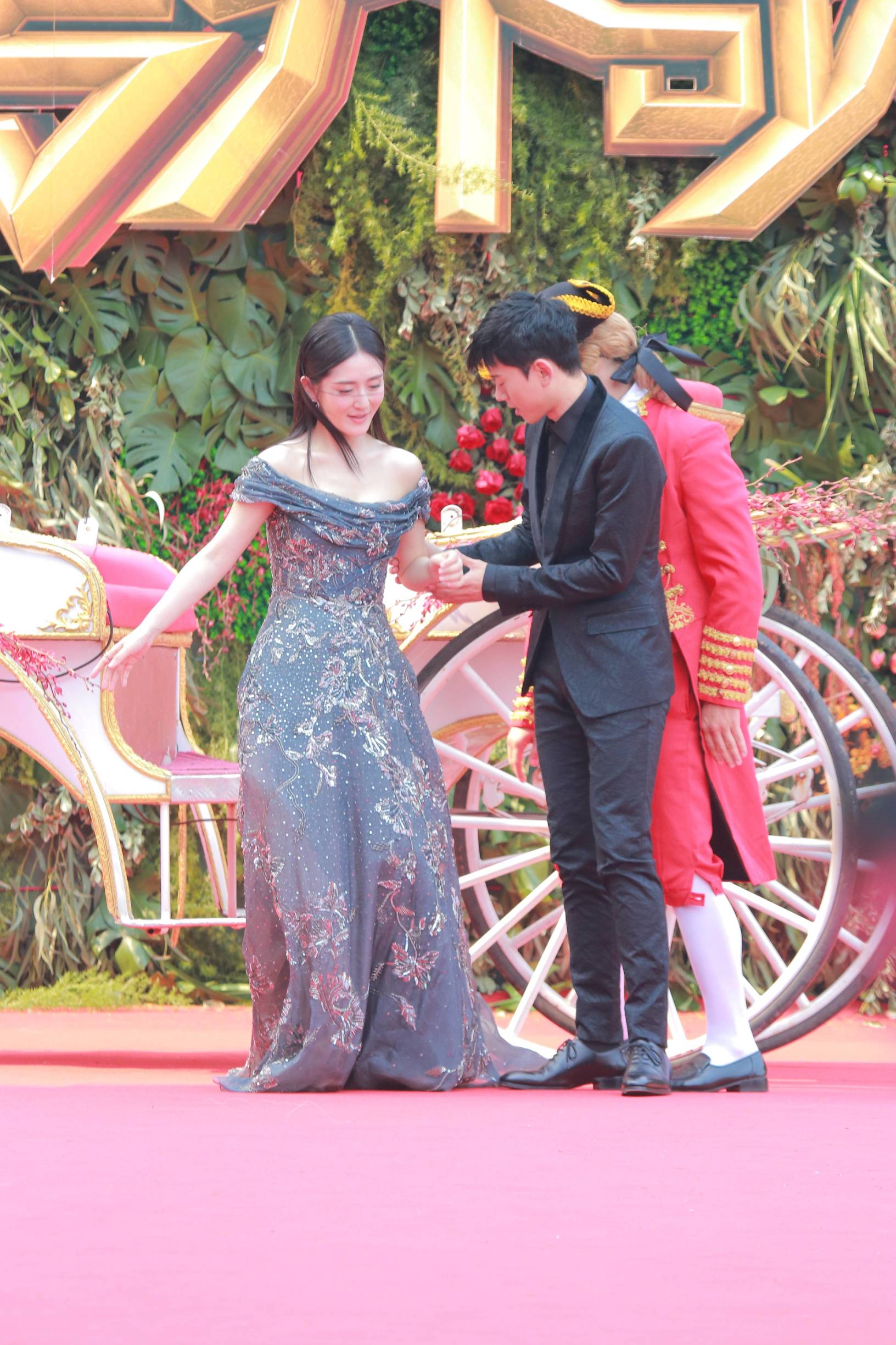 谢娜秒穿人鱼裙,谢娜礼服乘风破浪