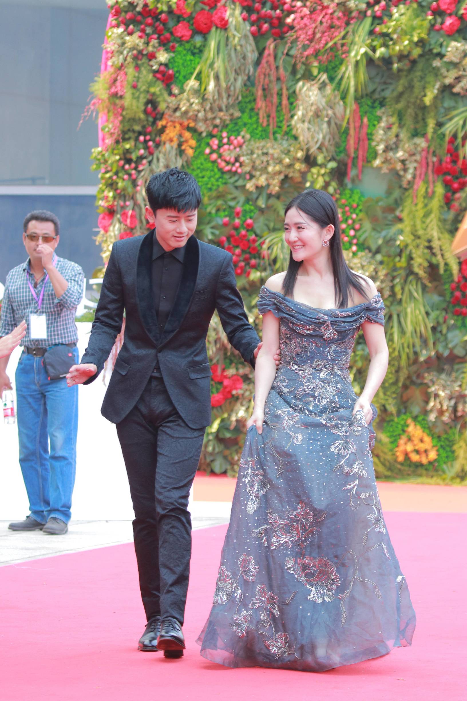 谢娜秒穿人鱼裙,谢娜礼服乘风破浪