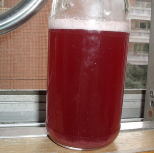 准备保存自酿葡萄酒时，发现还在冒泡，这时可以保存吗，如何处理