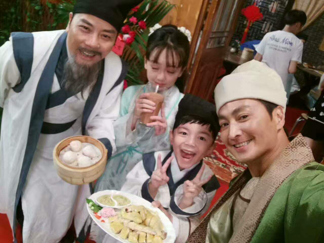 出道前做搬尸工236集电视剧让他爆红为保年轻还大胆喝尿