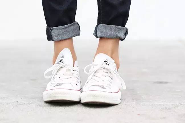 给女生选择最好看的球鞋 (男生帮女生穿什么球鞋)