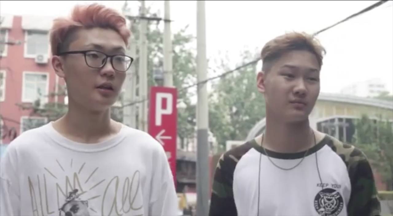 给女生选择最好看的球鞋 (男生帮女生穿什么球鞋)