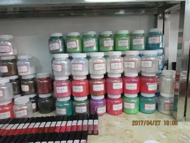 惊心！你高价代购的资生堂、欧莱雅、倩碧可能是假的！化工桶装满不知名原料，成本仅几毛钱！