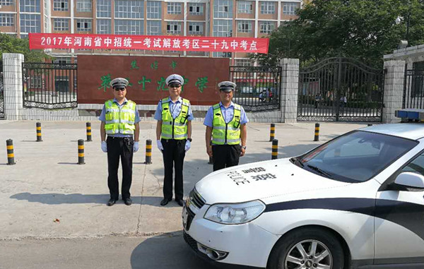 交警护学岗暖心守护,焦作交警护航员