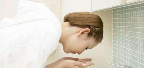 素颜霜为什么越涂越白,素颜霜突然湿哒哒的怎么回事