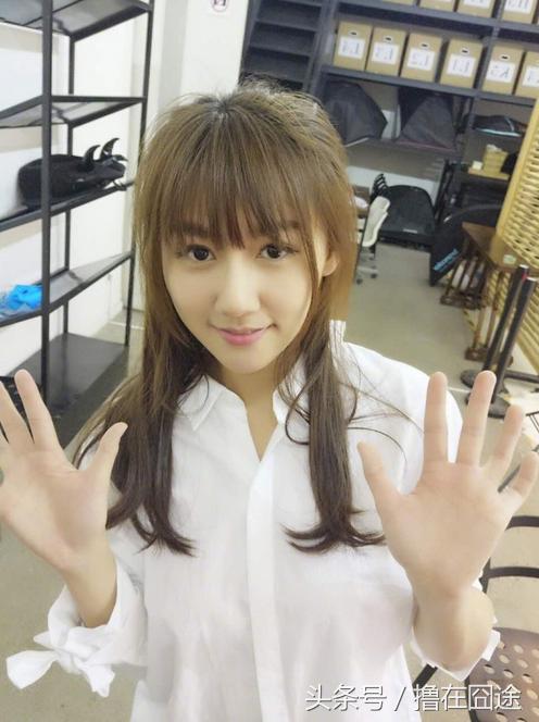 “LOL第一声控美女解说-小苍”长得多漂亮，心态才是最好的美颜相机