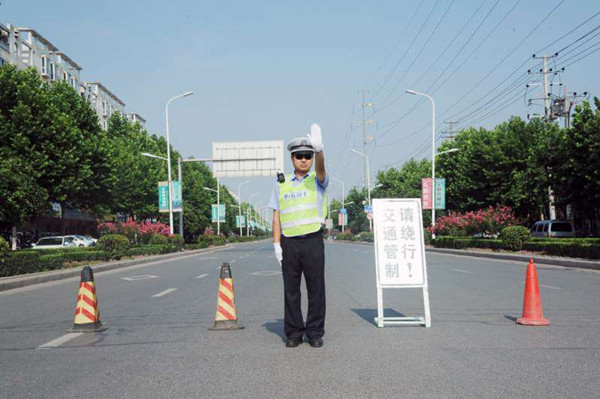 交警护学岗暖心守护,焦作交警护航员