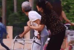 我想和这两个妹妹一起玩挠痒痒的游戏