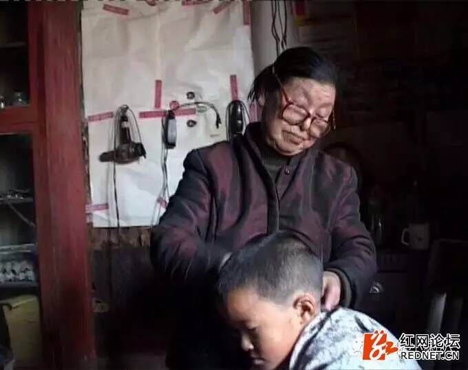 安化一老街居然藏了一位80岁绝美女理发师！