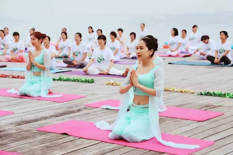 美翻了！数百人齐秀瑜伽，“绘”成宛陵湖畔最美风景！