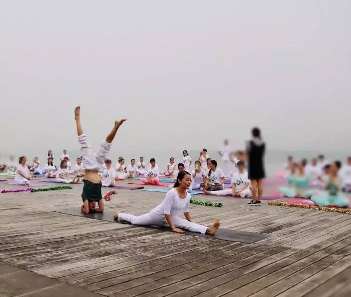 美翻了！数百人齐秀瑜伽，“绘”成宛陵湖畔最美风景！