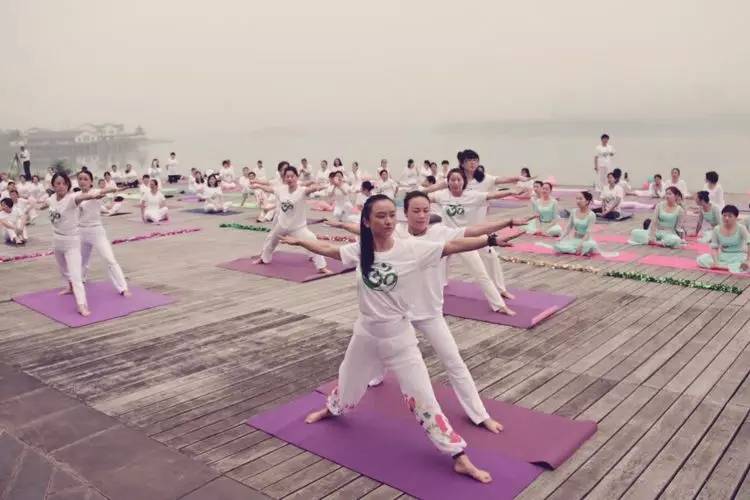 美翻了！数百人齐秀瑜伽，“绘”成宛陵湖畔最美风景！