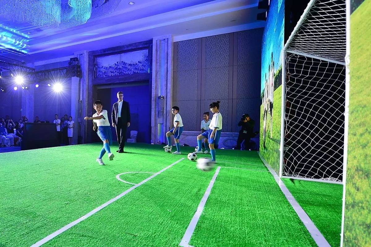 留守儿童参与足球活动记录,快乐足球伴我成长关爱留守儿童