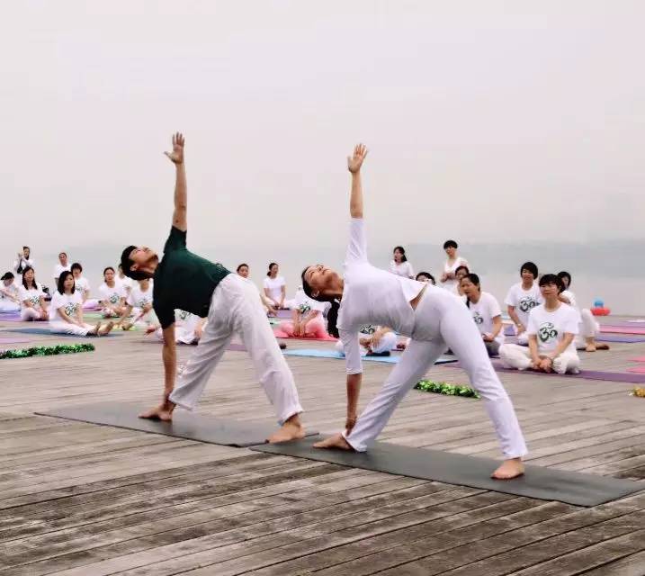 美翻了！数百人齐秀瑜伽，“绘”成宛陵湖畔最美风景！
