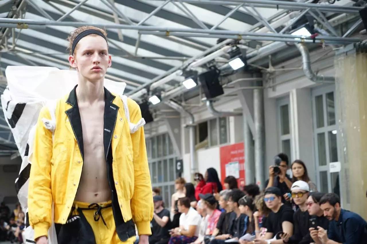 vetements联名耐克,vetements联名版