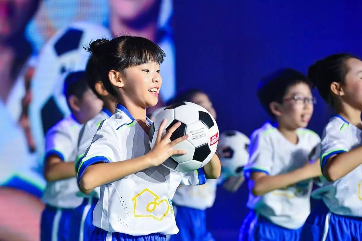 留守儿童参与足球活动记录,快乐足球伴我成长关爱留守儿童