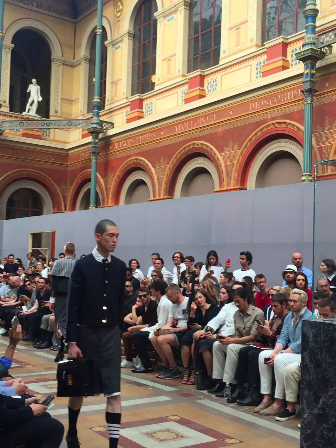 vetements联名耐克,vetements联名版