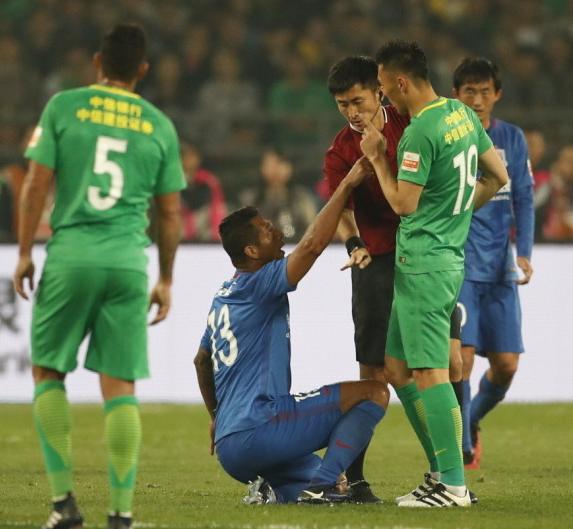 中超-京沪战如武打片口角飞铲+围裁判+担架