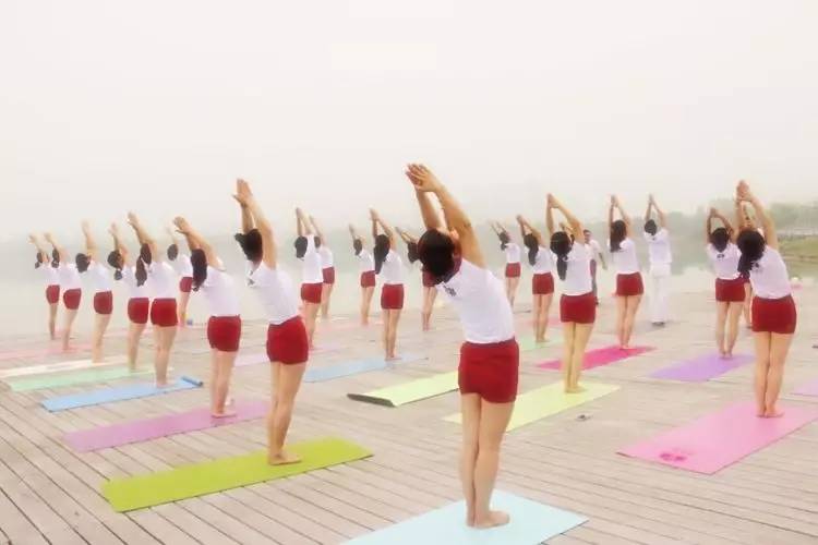 美翻了！数百人齐秀瑜伽，“绘”成宛陵湖畔最美风景！