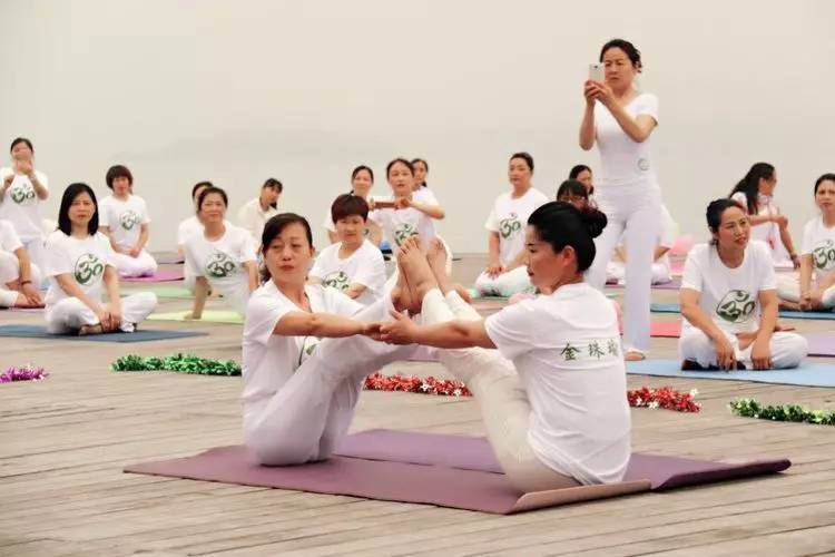 美翻了！数百人齐秀瑜伽，“绘”成宛陵湖畔最美风景！