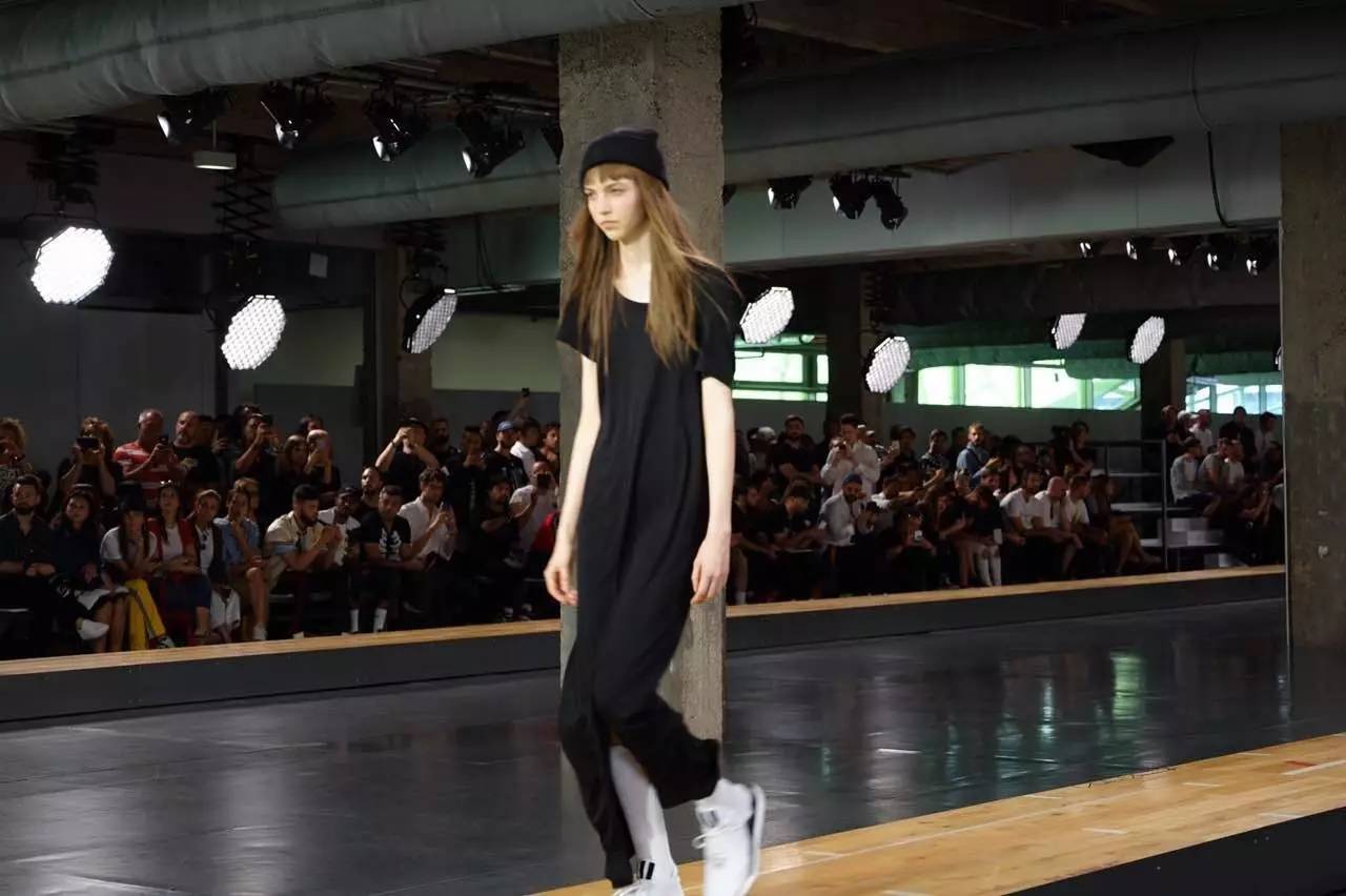 vetements联名耐克,vetements联名版