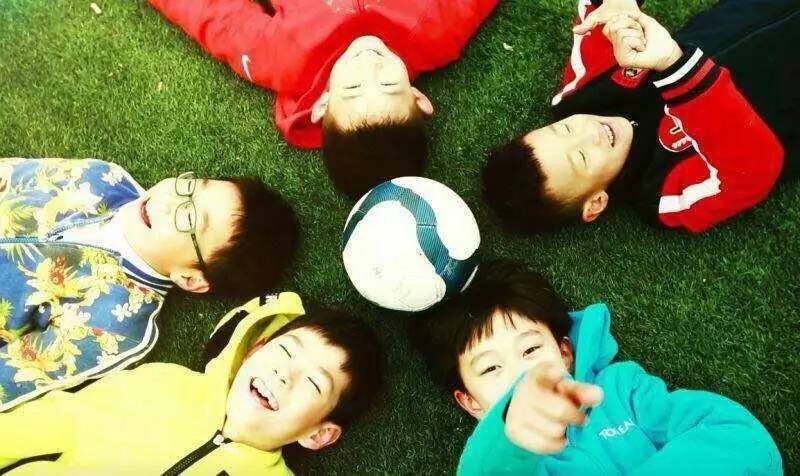 留守儿童参与足球活动记录,快乐足球伴我成长关爱留守儿童