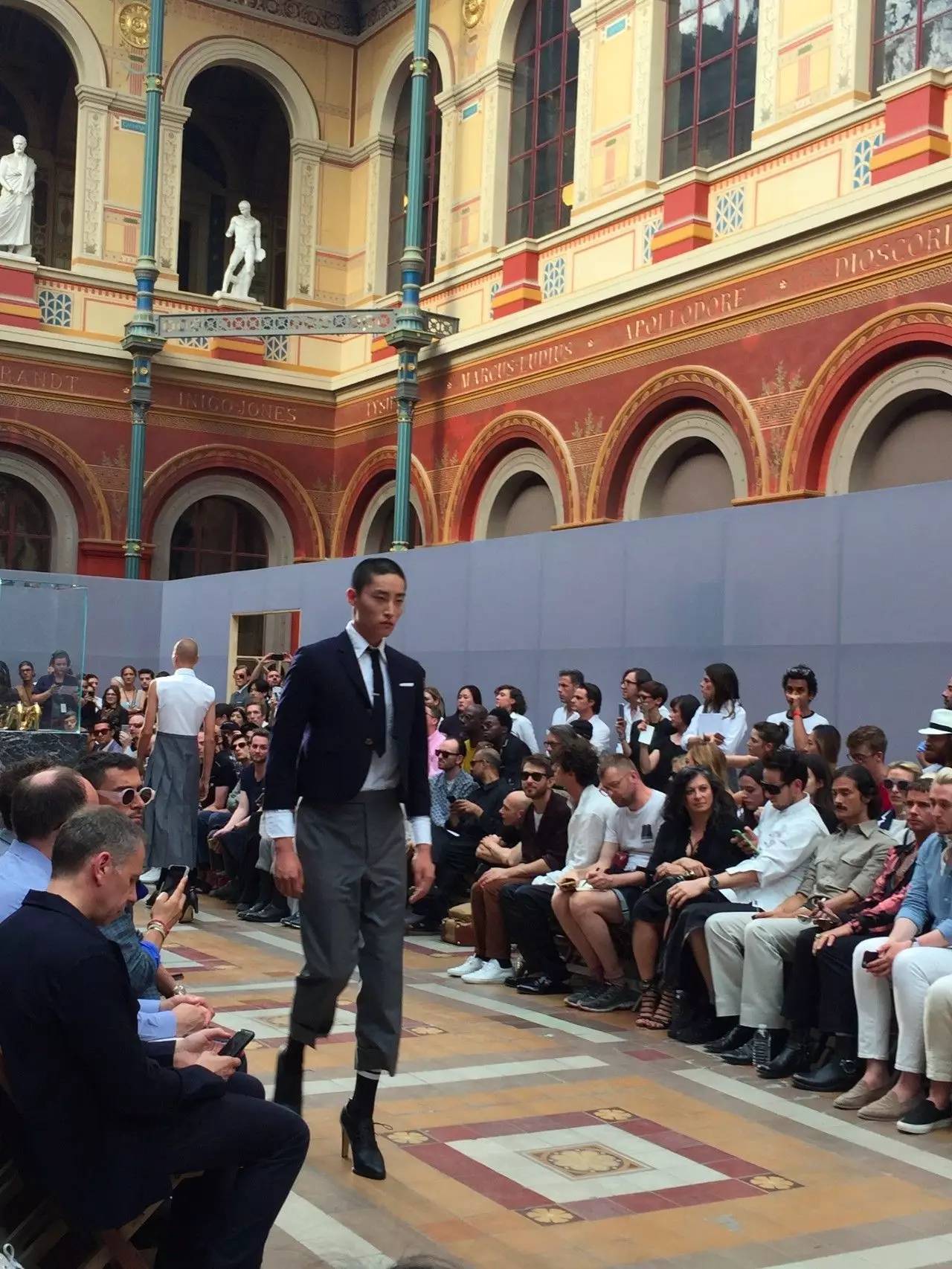 vetements联名耐克,vetements联名版