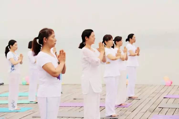 美翻了！数百人齐秀瑜伽，“绘”成宛陵湖畔最美风景！