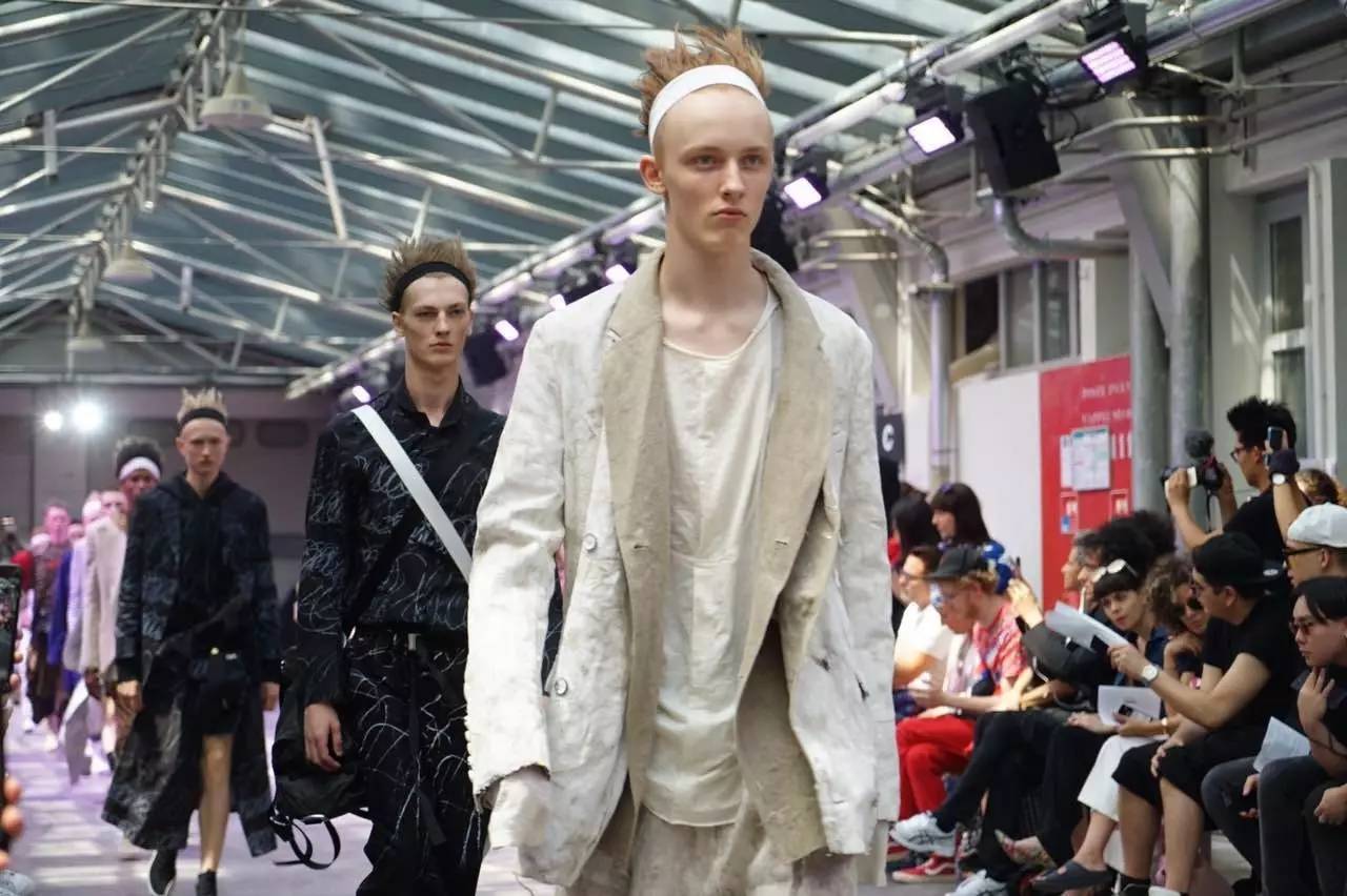 vetements联名耐克,vetements联名版