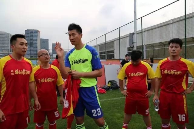 关注｜电影《谁是球王》友谊赛在上海举行毕节草根足球队代表的“谁是球王”队2：1胜出
