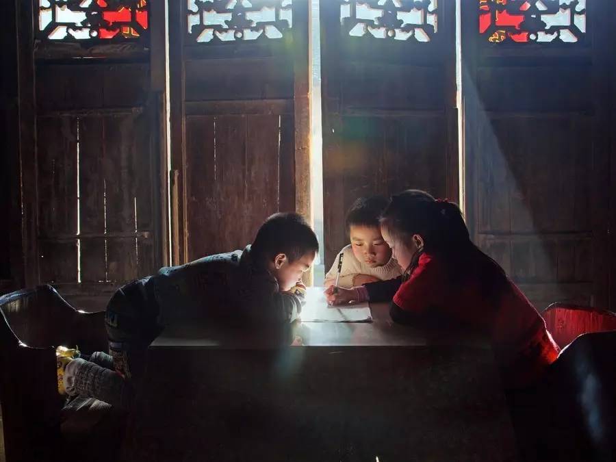 留守儿童参与足球活动记录,快乐足球伴我成长关爱留守儿童