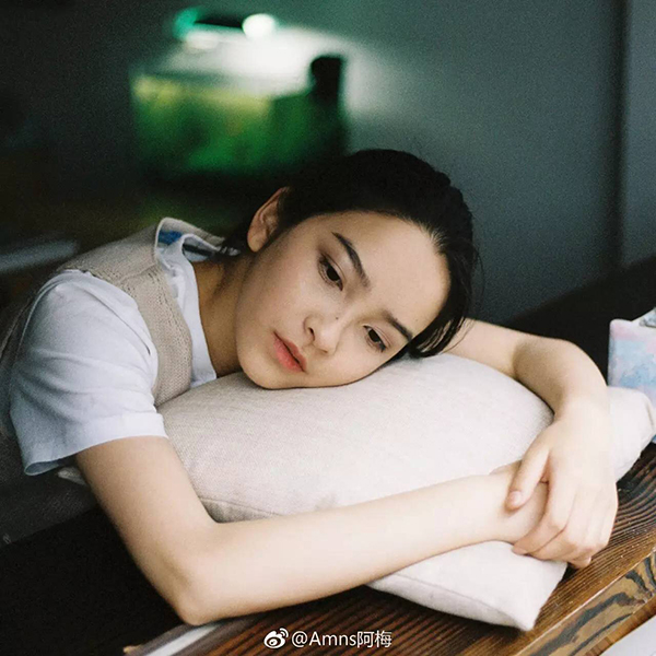 模特面部表情和动作,模特摆姿僵硬怎么拍摄