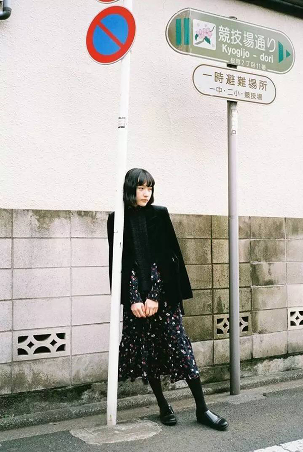 模特面部表情和动作,模特摆姿僵硬怎么拍摄