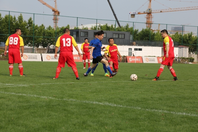 关注｜电影《谁是球王》友谊赛在上海举行毕节草根足球队代表的“谁是球王”队2：1胜出