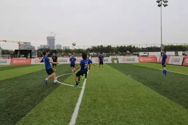 关注｜电影《谁是球王》友谊赛在上海举行毕节草根足球队代表的“谁是球王”队2：1胜出
